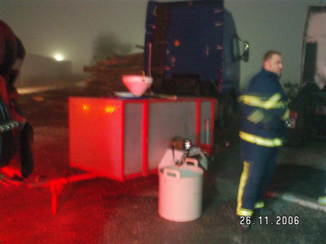 Razlitje nafte na cesti Dobovec - Rogatec (2006) — fotografija 1