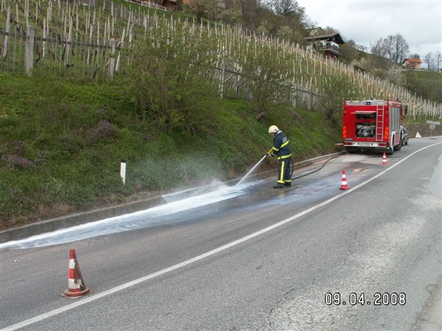 15-Razlitje lepila za les na Pečici 10_4_2008 (2008) — fotografija 1