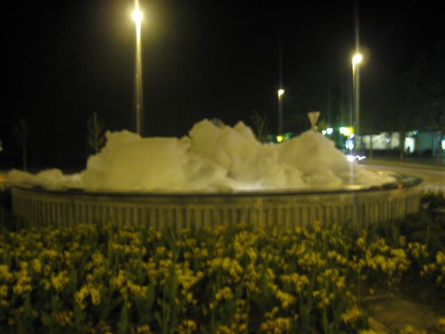 18-Čisčenje pene iz fontane 9_5_2008 (2008) — fotografija 1