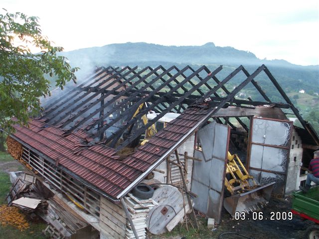 27-Požar gospodarskega poslopja, Nimno 3_6_2009 (2009) — fotografija 1
