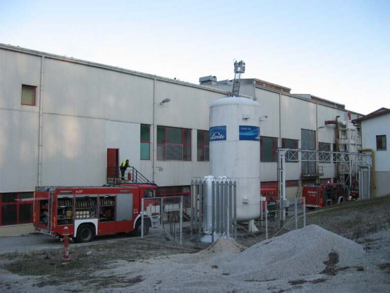 1-Požar prežračevalnih kotlov nad elektro Pečjo v Steklarni Rogaška 3_1_2010 (2010) — fotografija 1