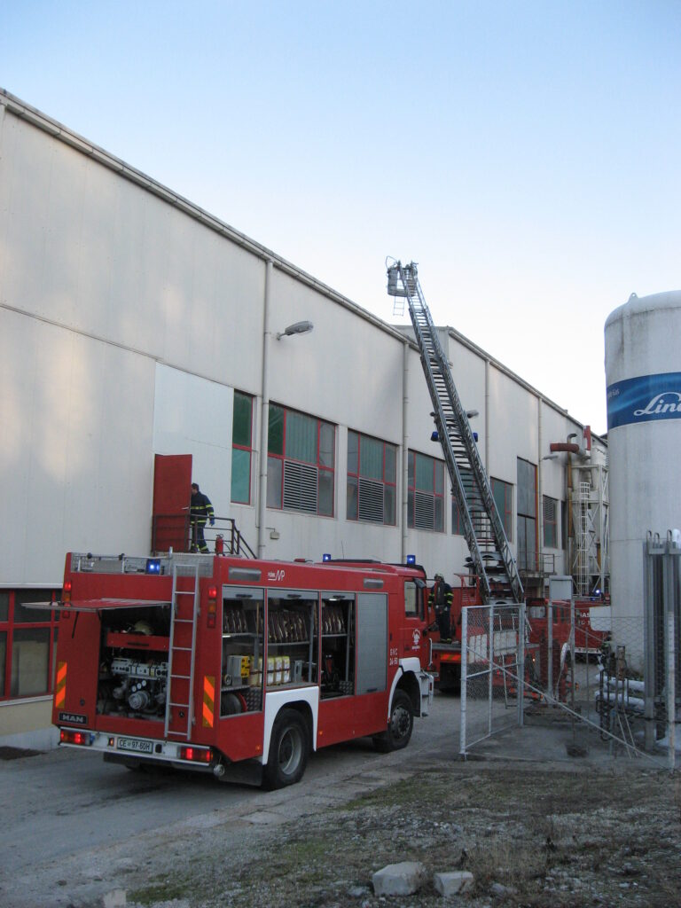 1-Požar prežračevalnih kotlov nad elektro Pečjo v Steklarni Rogaška 3_1_2010 (2010) — fotografija 2