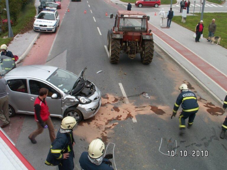 41 - Prometna nesreča Celjska cesta 10_10_2010 (2010) — fotografija 4