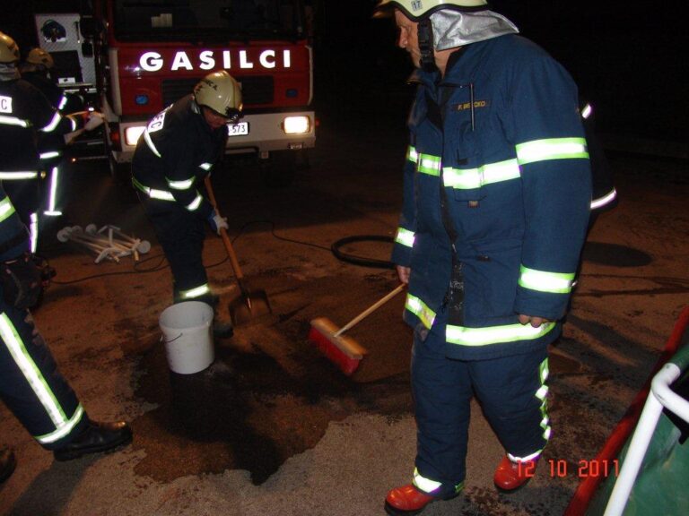 48_Razlitje kurilnega olja 12_10_2011 (2011) — fotografija 10