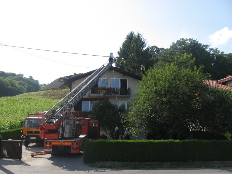 28 - tehnicna in druga pomoc - prekrivanje strehe (2012) — fotografija 1