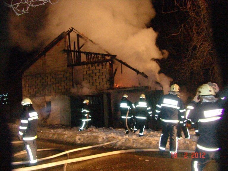 3 - Požar gospodarskega poslopja - Irje_18_2_2012 (2012) — fotografija 1