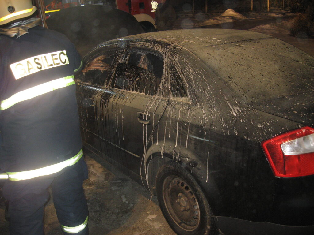 12 - Požar osebnega vozila (2013) — fotografija 2