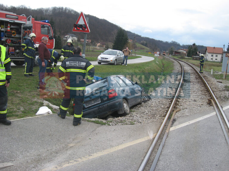 27. februar PROMETNA NESREČA – IZTEKANJE TEKOČIN IZ VOZILA, PODČETRTEK (2014) — fotografija 1