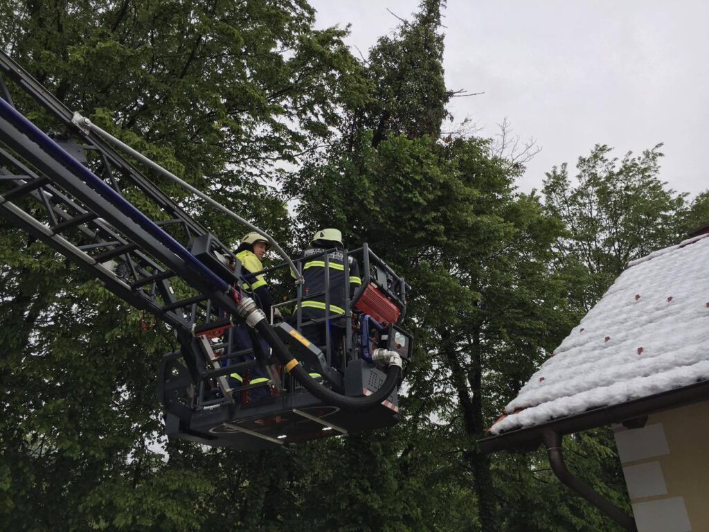 28. april Drevo ogroža hišo (2016) — fotografija 3