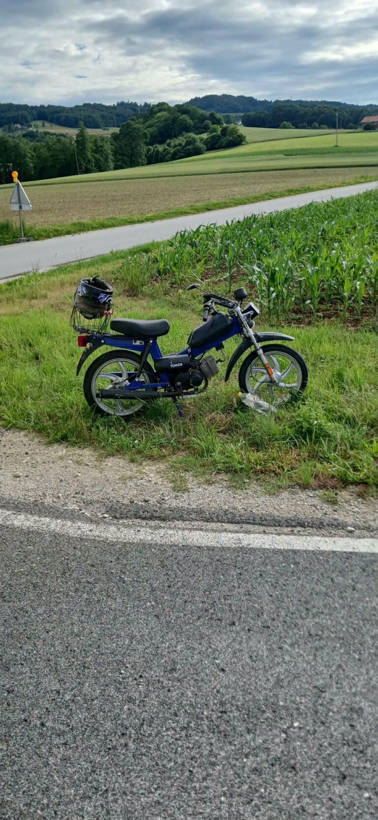 Trčenje vozila in motorista v Polju ob Sotli