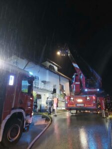 Požar hiše po udaru strele v Cerovcu pod Bočem