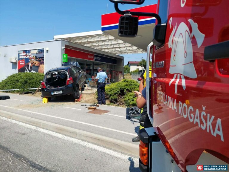 Reševanje ukleščene osebe po nesreči v Podplatu