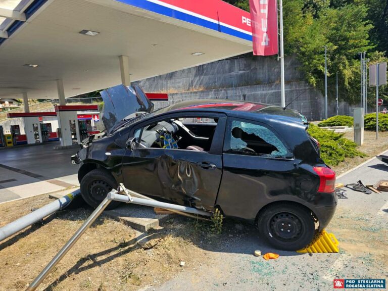 Reševanje ukleščene osebe po nesreči v Podplatu