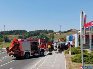 Reševanje ukleščene osebe po nesreči v Podplatu