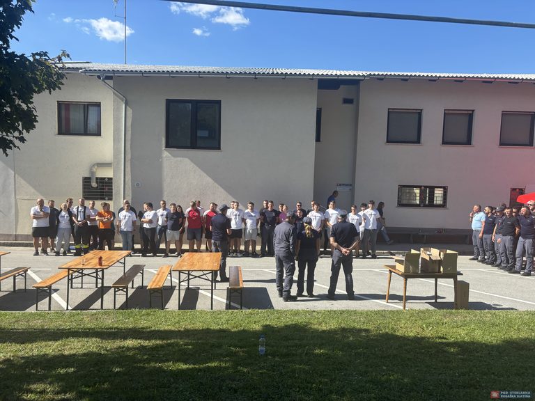 Zbor tekmovalcev in organizatorjev pred gasilskim domom na 9. gasilskem taktičnem tekmovanju.